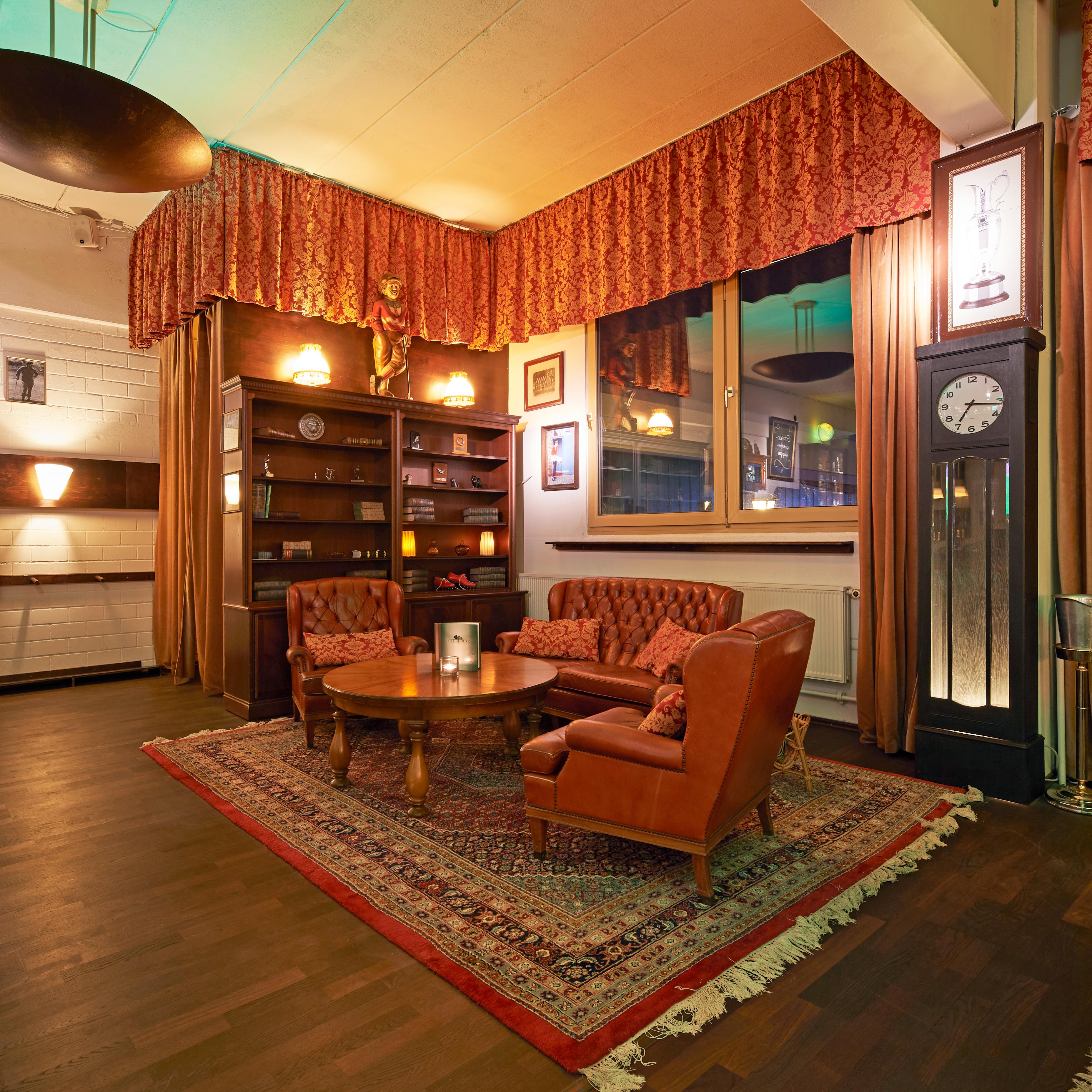 Chesterfield-Lounge mit Bücherregal und Standuhr