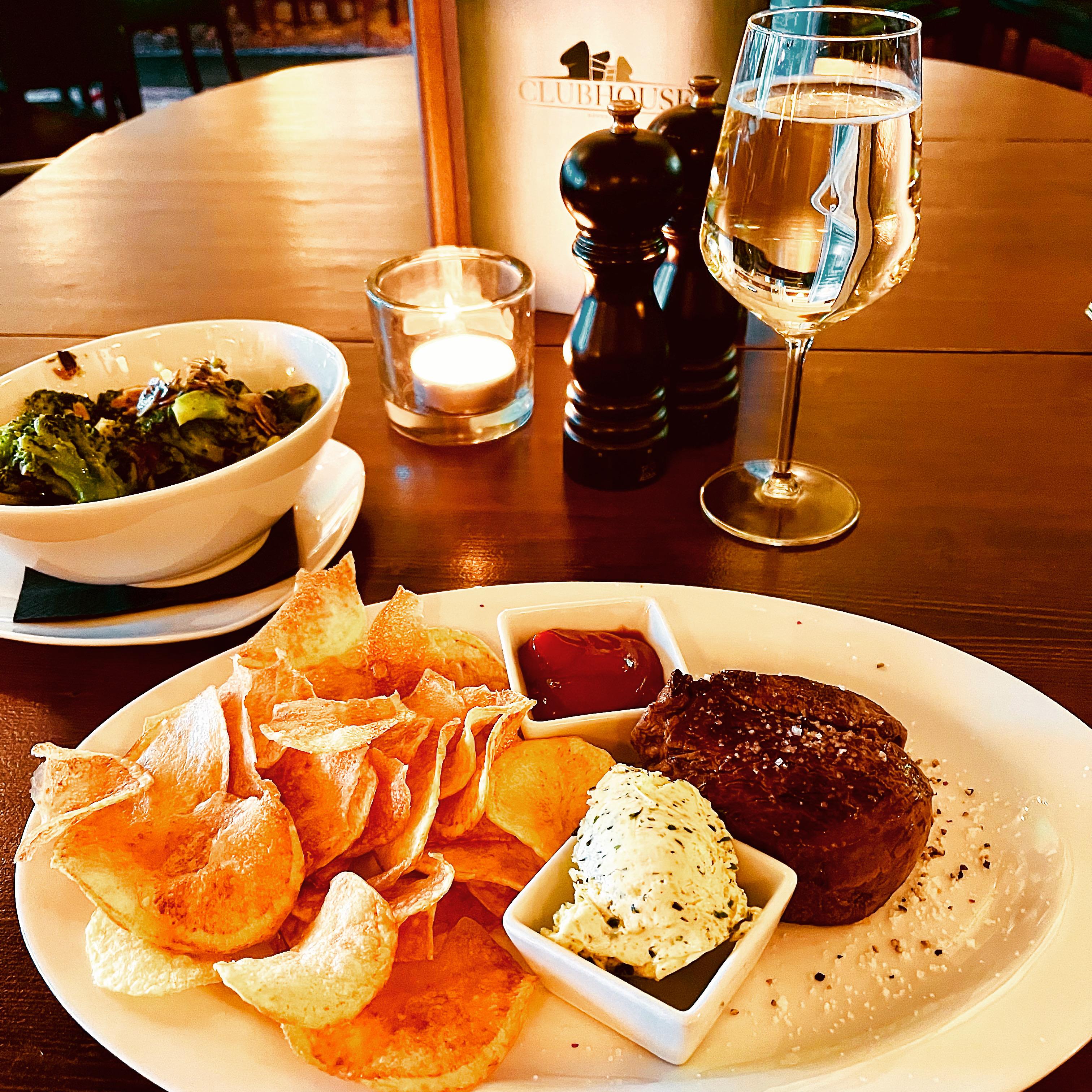 Steak mit Chips, Kräuterbutter und Weißwein
